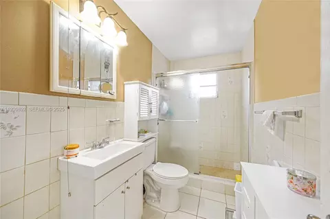 Bath - 618 W 32nd St, Hialeah, FL 33012 photo 4 of 5