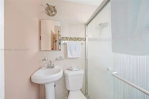Bath - 618 W 32nd St, Hialeah, FL 33012 photo 5 of 5