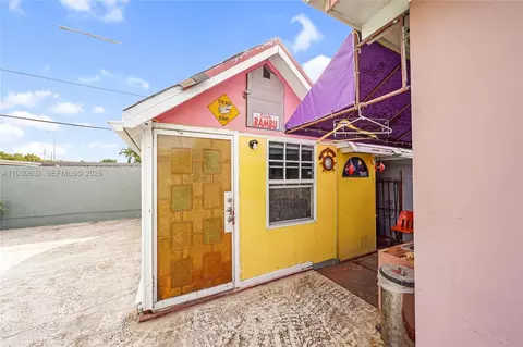 Exterior - 618 W 32nd St, Hialeah, FL 33012 photo 6 of 7