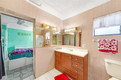 Bath - 618 W 32nd St, Hialeah, FL 33012 photo 2 of 5