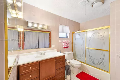Bath - 618 W 32nd St, Hialeah, FL 33012 photo 3 of 5