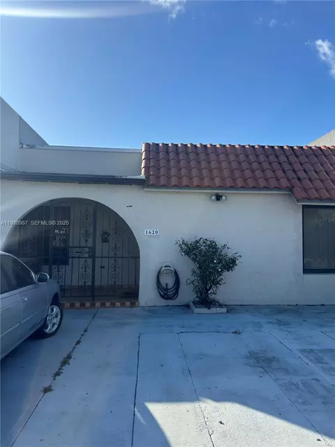 1620 W 57th Ter, Hialeah, FL 33012