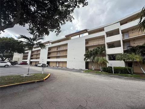 8860 Fontainebleau Blvd #305, Miami, FL 33172