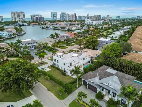 3800 Crayton Rd, Naples, FL 34103
