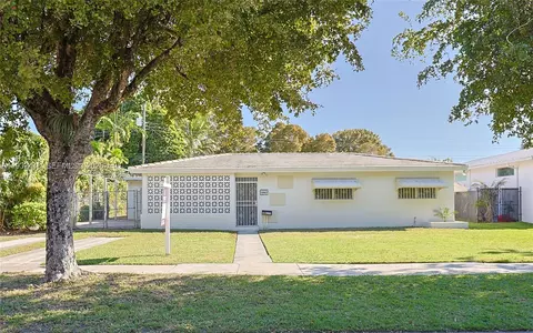 8235 SW 62nd Pl, Miami, FL 33143