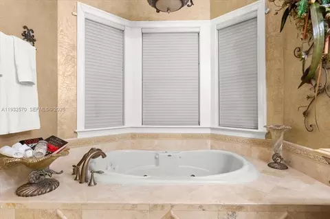 Bath - 12 Tidewater Dr, Ormond Beach, FL 32174 photo 10 of 11