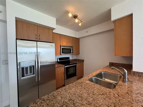 1830 Radius Dr #915, Hollywood, FL 33020