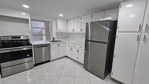 600 Parkview Dr #525, Hallandale Beach, FL 33009