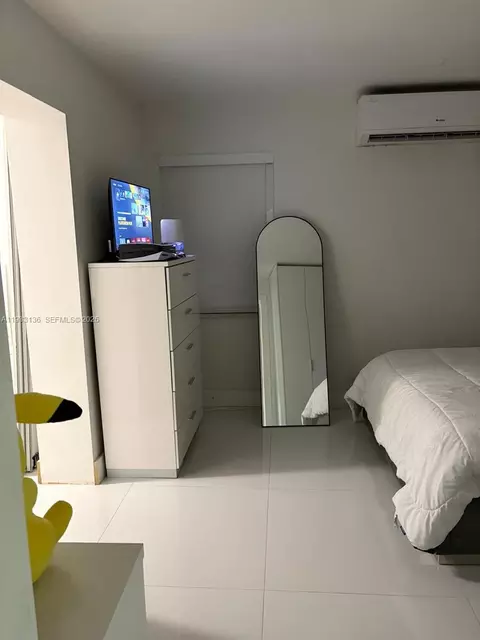 Bedroom - 5168 E 8th Ln, Hialeah, FL 33013 photo 1 of 5