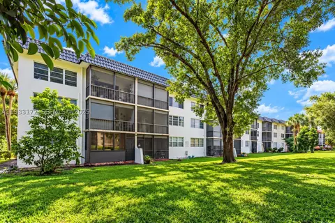 8901 S Hollybrook Blvd #303, Pembroke Pines, FL 33025