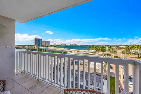 2016 Bay Dr #604, Miami Beach, FL 33141