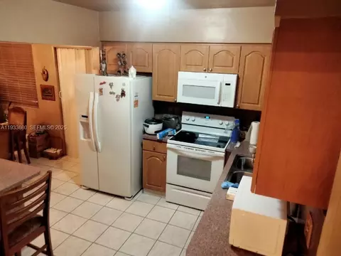 Kitchen - 4990 E 1st Ave, Hialeah, FL 33013 photo 1 of 1