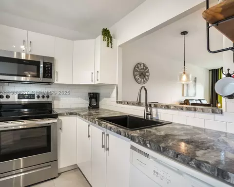 4706 NW 36th St #507, Lauderdale Lakes, FL 33319