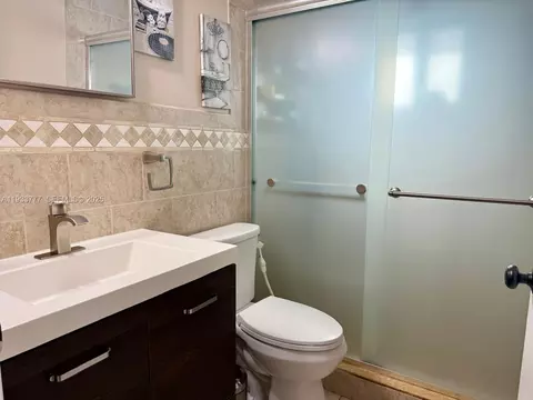 Bath - 7185 W 30th Ln, Hialeah, FL 33018 photo 1 of 2