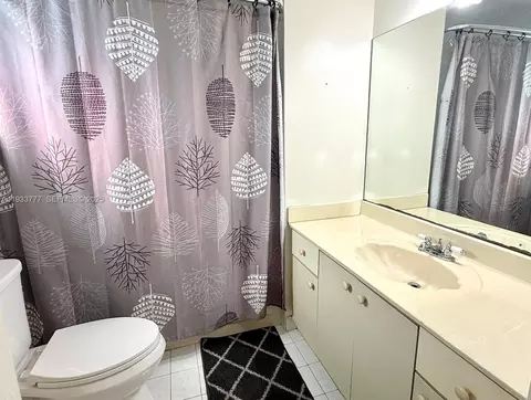 Bath - 7185 W 30th Ln, Hialeah, FL 33018 photo 2 of 2