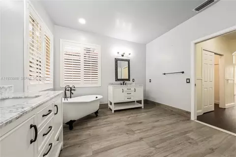 Bath - 2893 Oakbrook Dr, Weston, FL 33332 photo 2 of 5