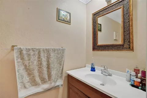 Bath - 4141 W 4th Ave, Hialeah, FL 33012 photo 5 of 5