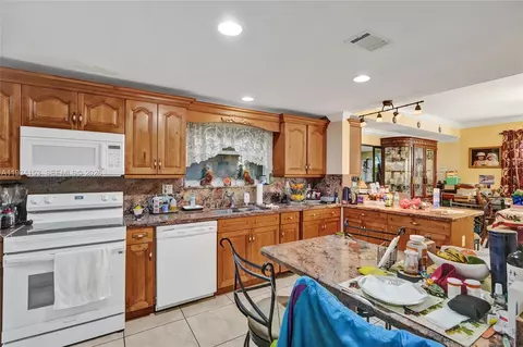 Kitchen - 4141 W 4th Ave, Hialeah, FL 33012 photo 1 of 2