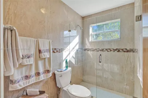 Bath - 4141 W 4th Ave, Hialeah, FL 33012 photo 3 of 5