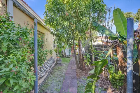 Exterior - 4141 W 4th Ave, Hialeah, FL 33012 photo 6 of 6