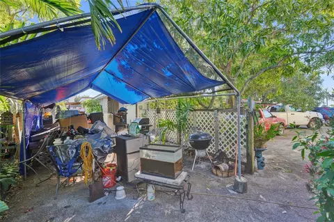 Exterior - 4141 W 4th Ave, Hialeah, FL 33012 photo 5 of 6