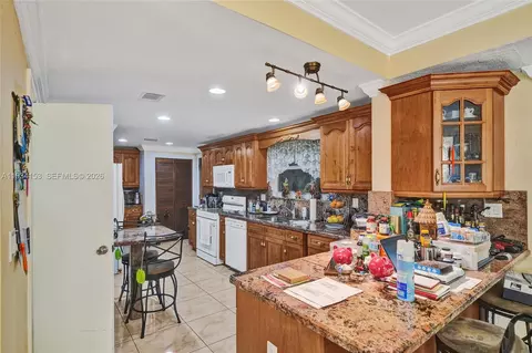 Kitchen - 4141 W 4th Ave, Hialeah, FL 33012 photo 2 of 2