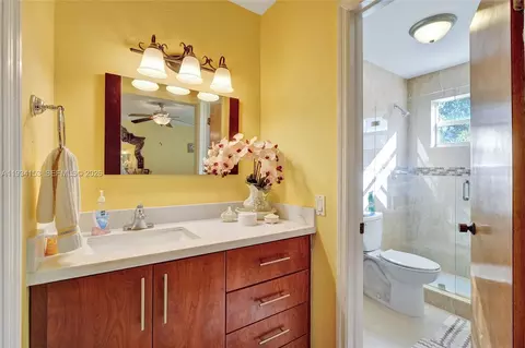Bath - 4141 W 4th Ave, Hialeah, FL 33012 photo 4 of 5