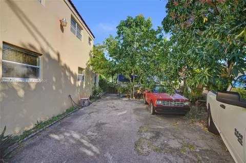 Exterior - 4141 W 4th Ave, Hialeah, FL 33012 photo 4 of 6