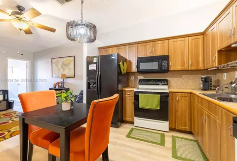 Kitchen - 6491 NW 190th Ter, Hialeah, FL 33015 photo 2 of 3