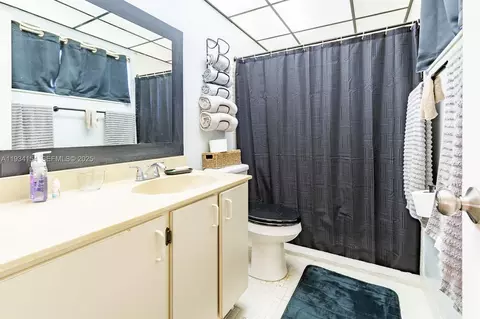 Bath - 6491 NW 190th Ter, Hialeah, FL 33015 photo 1 of 2