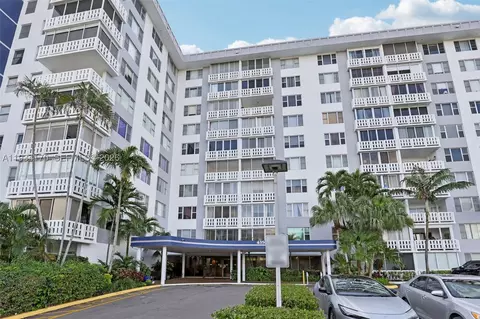 4350 Hillcrest Dr #702, Hollywood, FL 33021