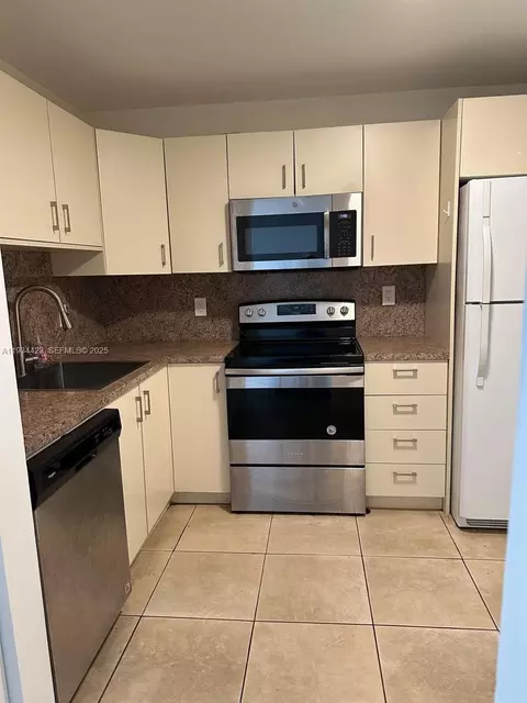 1830 Dixieanna St #606, Hollywood, FL 33020