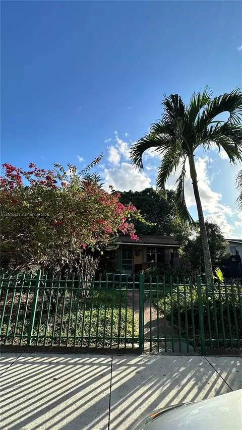 1230 W 35th St, Hialeah, FL 33012