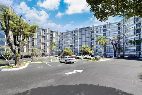 20500 W Country Club Dr #715, Aventura, FL 33180
