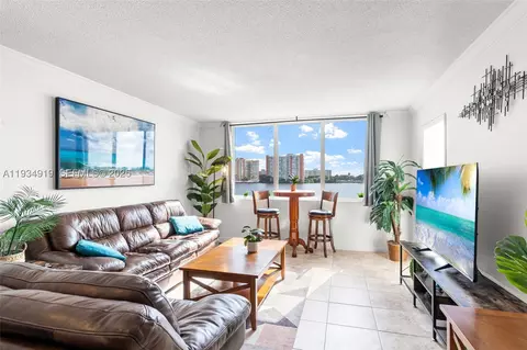 1170 NE 191st St #35, Miami, FL 33179