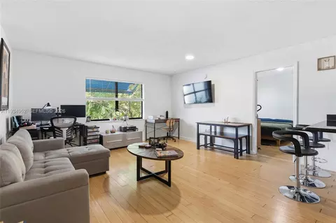 950 NW 11th St #3B, Miami, FL 33136