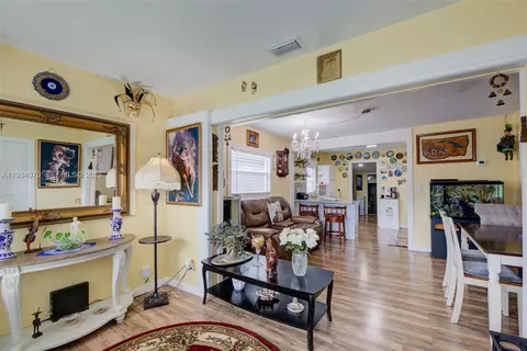 1911 NW 52nd St, Miami, FL 33142