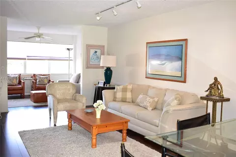 9801 Sunrise Lakes Blvd #305, Sunrise, FL 33322