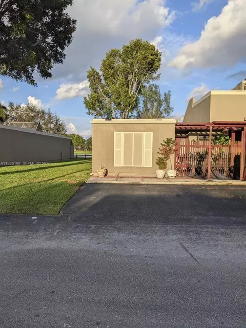 1121 W Fairway Rd, Pembroke Pines, FL 33026