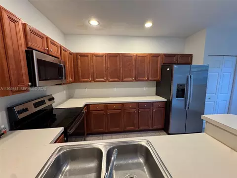 Kitchen - 1027 NE 207th St #1027, Miami, FL 33179 photo 1 of 3