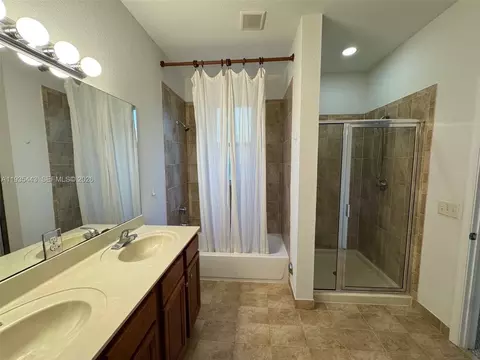 Bath - 1027 NE 207th St #1027, Miami, FL 33179 photo 4 of 5
