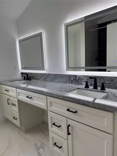 1090 SE 6th Ave, Dania Beach, FL 33004