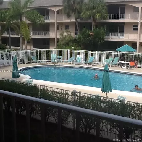 541 Blue Heron Dr #215, Hallandale Beach, FL 33009