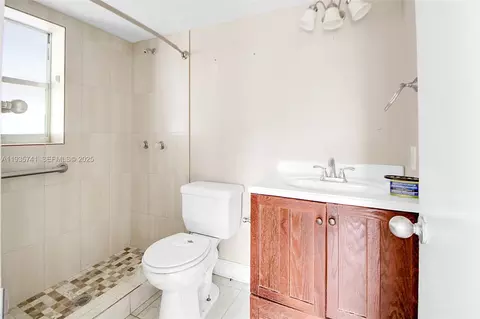 Bath - 6195 W 18th Ave #G125, Hialeah, FL 33012 photo 1 of 2