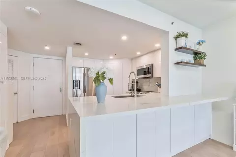 701 Brickell Key Blvd #808, Miami, FL 33131