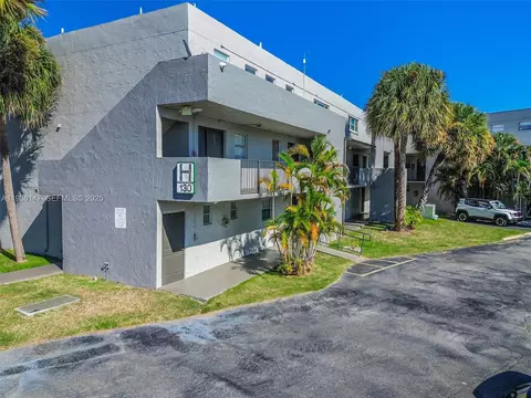 130 NW 87th Ave #H216, Miami, FL 33172