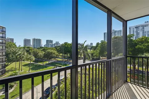 3401 N Country Club Dr #519, Aventura, FL 33180