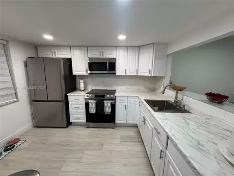 900 Colony Point Cir #218, Pembroke Pines, FL 33026