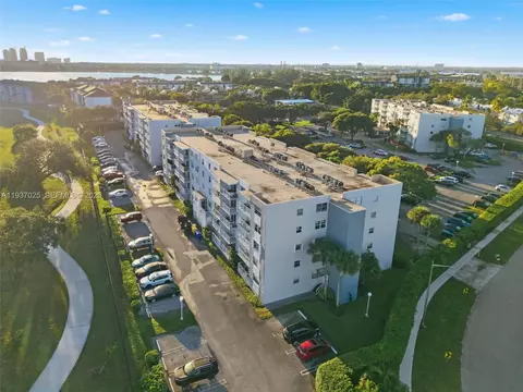 480 Executive Center Dr #3C, West Palm Beach, FL 33401