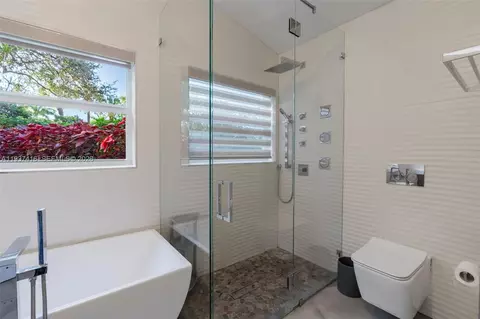 Bath - 3950 Shearwater Dr, Jupiter, FL 33477 photo 4 of 12